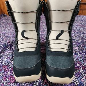 Womens 9 Burton Mint Snowboard Boots Blue